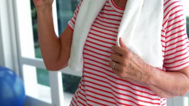 Femme âgée boire de l'eau après l'exercice — Video