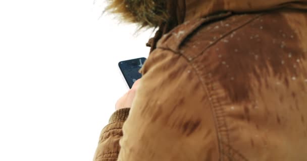 Mulher de casaco de pele usando telefone celular — Vídeo de Stock