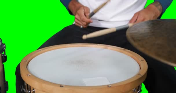 Sección media del tambor tocando el tambor — Vídeo de stock