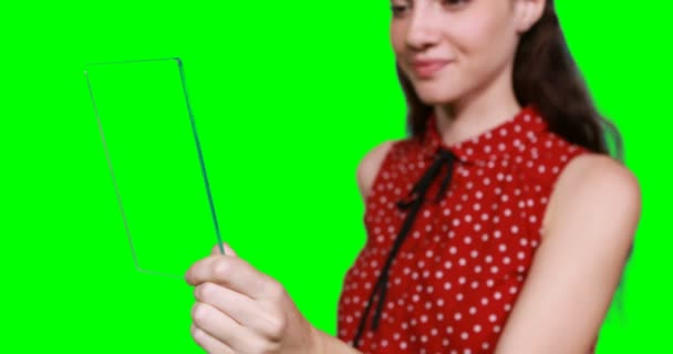 デジタル タブレットを使用するふりをしている女性 — ストック動画