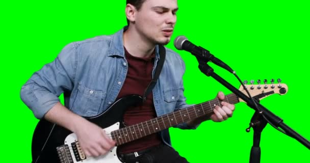 Músico masculino cantando enquanto tocava guitarra — Vídeo de Stock