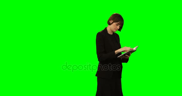 Beautiful businesswoman writing in diary — Stock Video