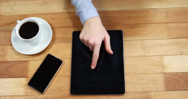 Üzletasszony segítségével digitális tabletta, pult, csésze kávé és mozgatható telefon asztal — Stock videók