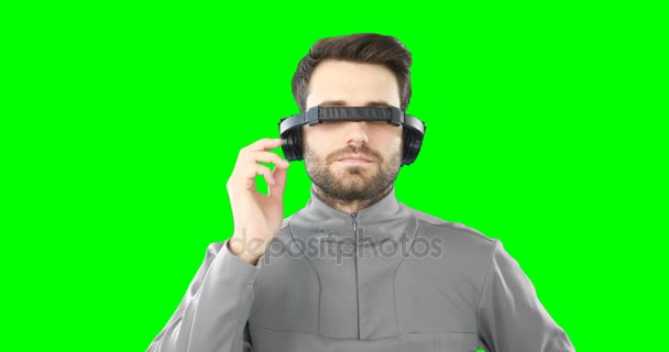 Hombre usando auriculares de realidad virtual — Vídeo de stock