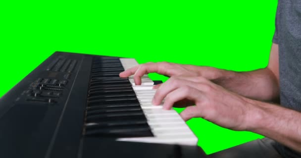 Sección media del músico tocando el piano electrónico — Vídeo de stock