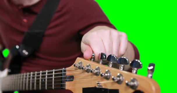 Mitten av avsnittet manliga musiker justera tuners — Stockvideo