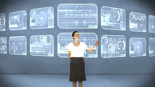 Mulher de negócios usando tela de interface digital — Vídeo de Stock