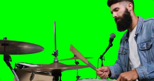 Männlicher Schlagzeuger spielt Trommel — Stockvideo