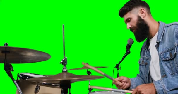 Tambor masculino tocando tambor — Vídeo de stock