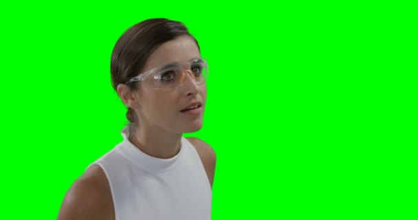 Kobieta interesu sobie futurystyczne okulary podczas przy pomocy cyfrowy ekran — Wideo stockowe