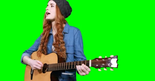 Női zenész énekel, miközben gitározni — Stock videók