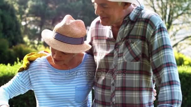 Seniorenpaar schaut sich Blumen im Hinterhof an — Stockvideo