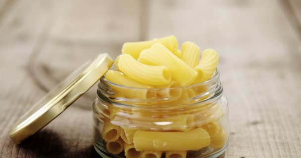 Tubo de pasta en tarro sobre mesa de madera — Vídeos de Stock