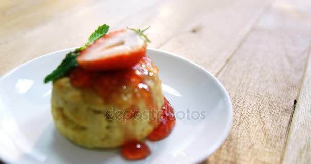 Comida doce em prato em mesa de madeira — Vídeo de Stock