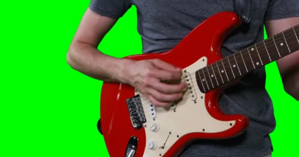 Mitten delen av manliga musiker som spelar gitarr — Stockvideo