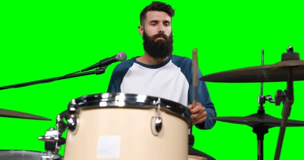 Tambor masculino tocando tambor — Vídeo de stock