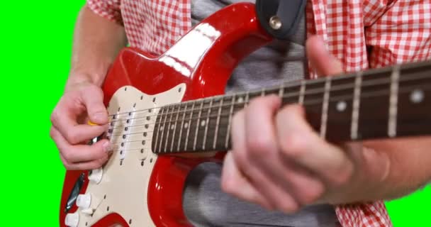 Parte média do músico masculino tocando guitarra — Vídeo de Stock