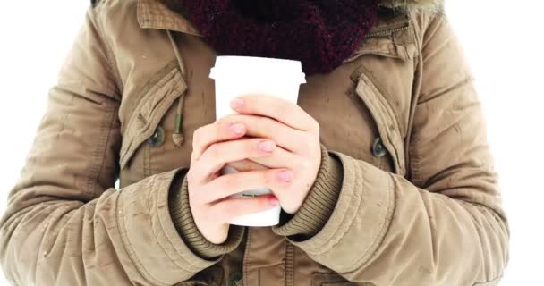 Leende kvinna i pälsjacka med kaffe under snöfall — Stockvideo