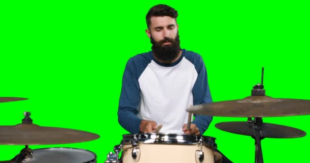 Барабанщик, играющий на барабане — стоковое видео