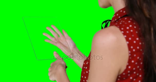 Mujer fingiendo usar tableta digital — Vídeos de Stock