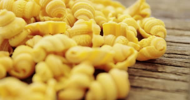 Un mucchio di pasta sul tavolo di legno — Video Stock