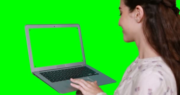 Γυναίκα που χρησιμοποιεί φορητό υπολογιστή — Αρχείο Βίντεο