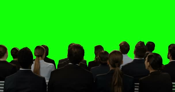 Dirigenti aziendali che guardano lo schermo invisibile — Video Stock