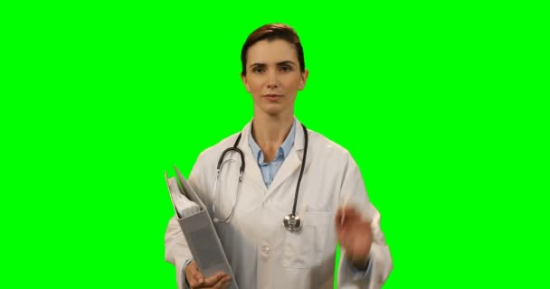 Женщина-врач касается невидимого экрана — стоковое видео