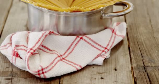 Raw spaghetti in arranged in container on wooden table — Stock Video