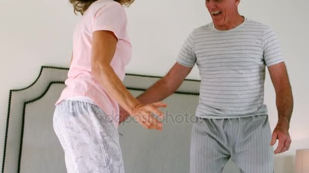 Feliz pareja de ancianos bailando en la cama — Vídeos de Stock