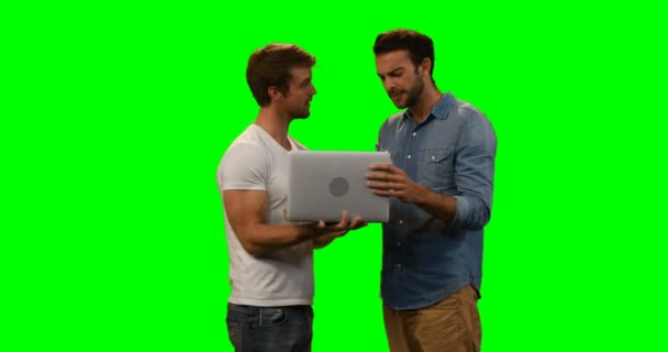 Друзья-мужчины с ноутбуком — стоковое видео