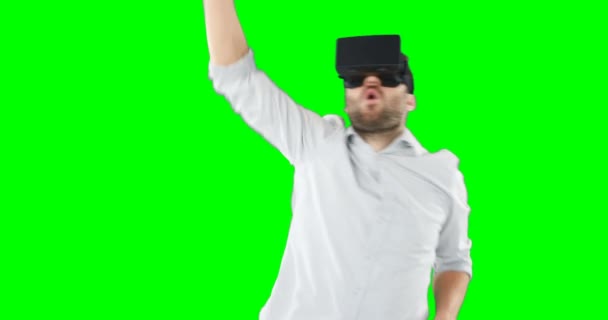 Člověk s použitím virtuální realita sluchátka — Stock video