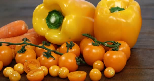 Variedad de verduras frescas — Vídeo de stock