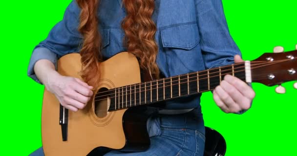 Mitten delen av kvinnliga musiker som spelar gitarr — Stockvideo