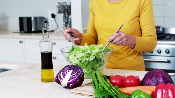 Senior woman preparing vegetable salad — Stock Video