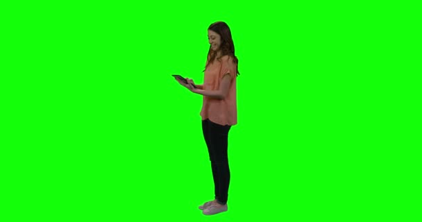 Młoda kobieta za pomocą cyfrowego tabletu — Wideo stockowe