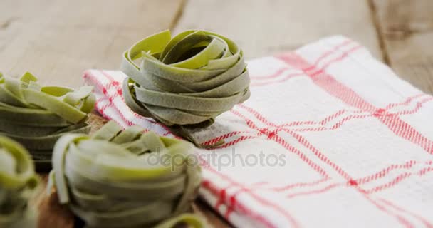 Rouleau de pâtes tagliatelle avec serviette sur table en bois — Video