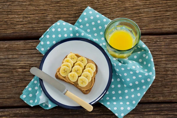 バナナ ジュースのガラス板に茶色のパンに spred をスライス — ストック写真