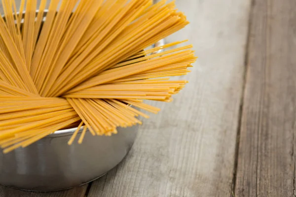 Pastas de espagueti dispuestas en utensilio — Foto de Stock