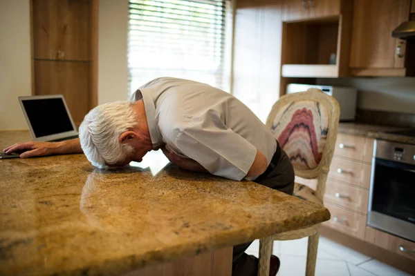 Senior man suffering from heart attack in the kitchen — Stock Photo, Image