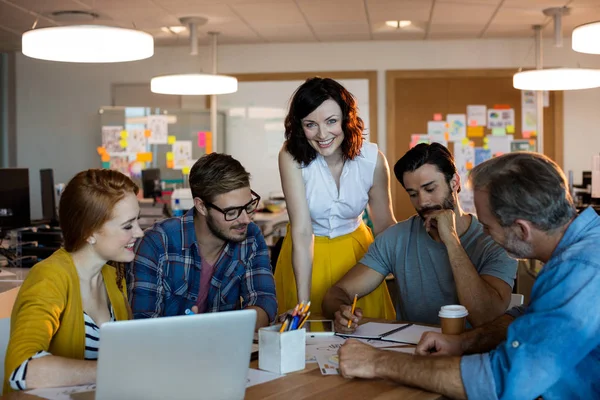 Creatieve business team met een bijeenkomst — Stockfoto