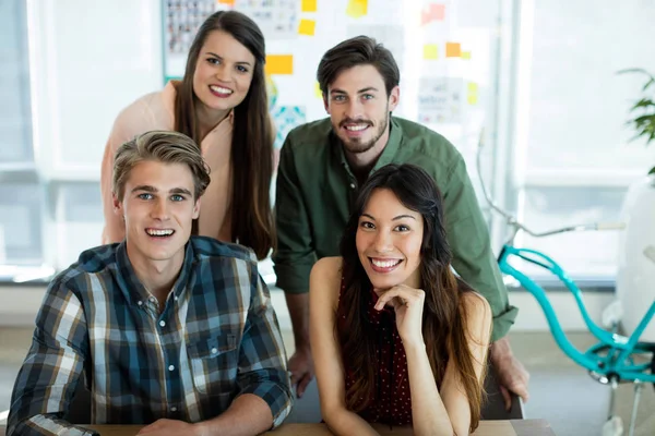 Portret van glimlachen creatieve business team poseren samen — Stockfoto