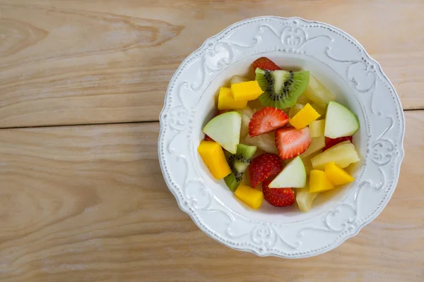 Sobretudo de várias frutas cortadas em chapa — Fotografia de Stock