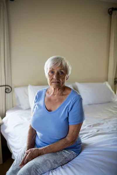Mujer mayor relajándose en el dormitorio — Foto de Stock