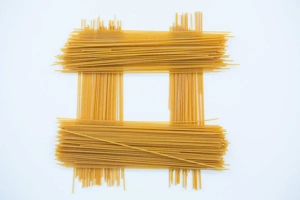 Spaghettipasta på hvit bakgrunn – stockfoto