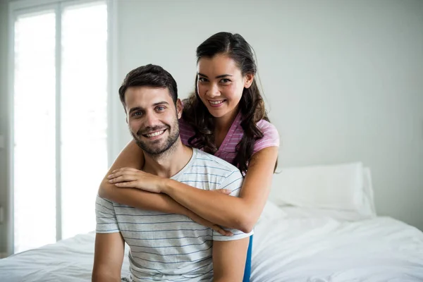 Retrato de pareja abrazándose en el dormitorio — Foto de Stock