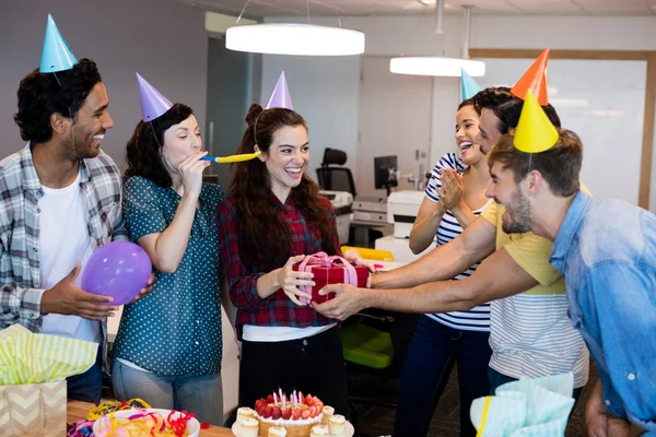 Equipe de negócios criativa dando um presente para sua faculdade em seu aniversário — Fotografia de Stock