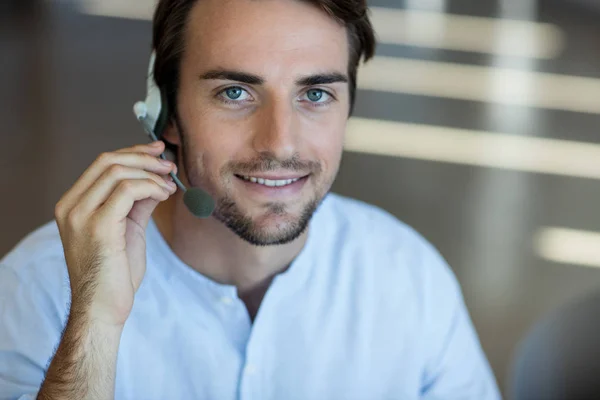 Servicio de atención al cliente hablando en auriculares en oficina —  Fotos de Stock