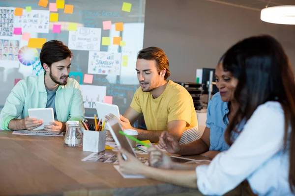 Kreatives Business-Team arbeitet am Schreibtisch zusammen — Stockfoto