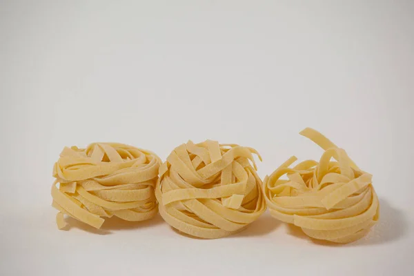 พาสต้า fettuccine บนพื้นหลังสีขาว — ภาพถ่ายสต็อก